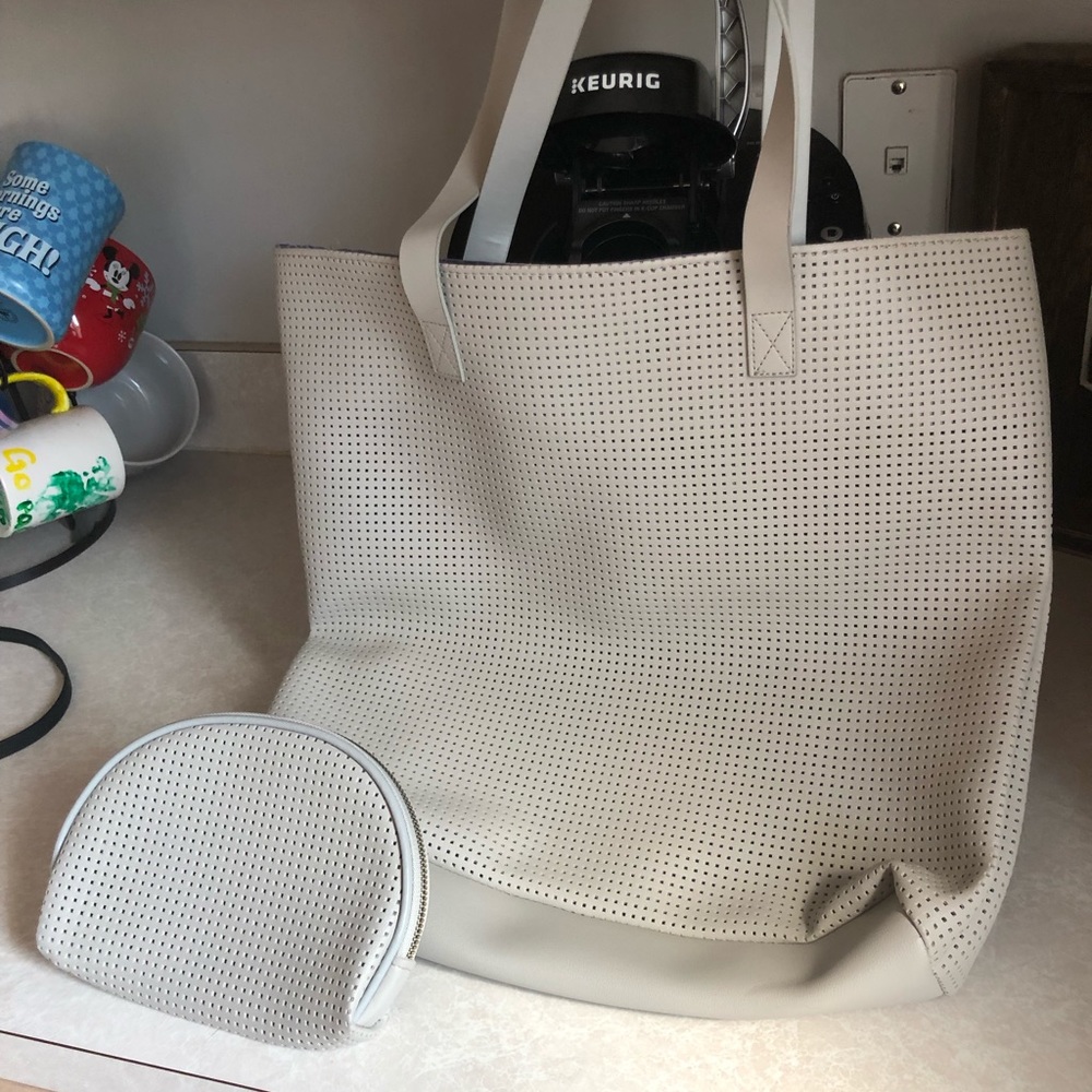 Medium/large grey tote with cosmetic bag